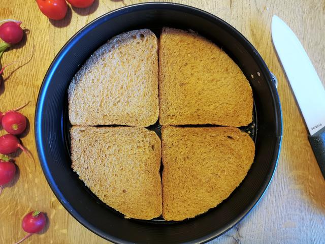 4. erste Schicht: Tortenboden mit Toastbrotscheiben auslegen | Foto: Katrin Ebetshuber
