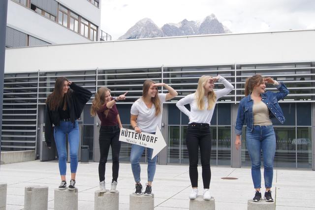 Die Schülerinnen aus der HBLW Saalfelden schauen ihrem Praktikum im Hüttendorf Maria Alm schon freudig entgegen. Foto: Robert Kalss