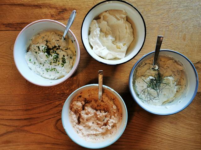 2. verschiedene Aufstriche zubereiten (Dill-, Schnittlauch-, Liptaueraufstrich + etwas von der Grundmasse zum Verzieren) | Foto: Katrin Ebetshuber
