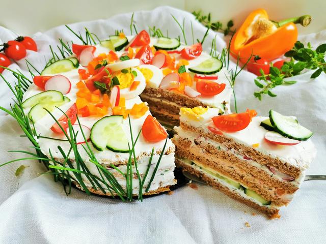 Pikante Torte - gefüllt mit Aufstrichen und Gemüse | Foto: Katrin Ebetshuber