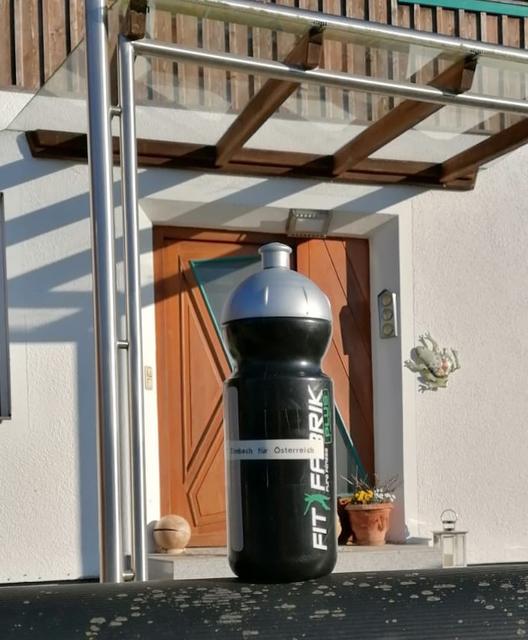 Die Staffellaufflaschen wurden desinfiziert und dem nächsten Läufer berührungslos überbracht. | Foto: TSV Simbach