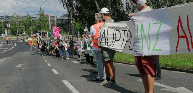 Die Initiative Verkehrswende jetzt und Fridays for Future Linz organisierten eine Menschenkette in der Kärtnerstraße.