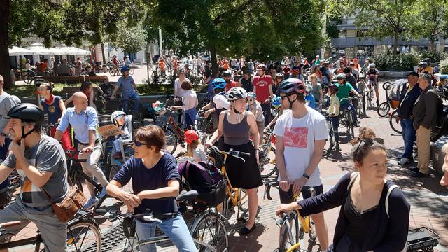 Am Hannovermarkt sollte eine Fußgängerzone die Lebensqualität erhöhen, meinen die Teilnehmer des Rad-Corsos hier am Wallensteinplatz.