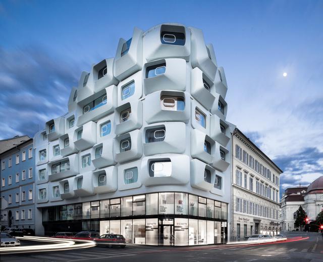 Argos: Viele "Augen" schmücken den Zaha-Hadid-Neubau.