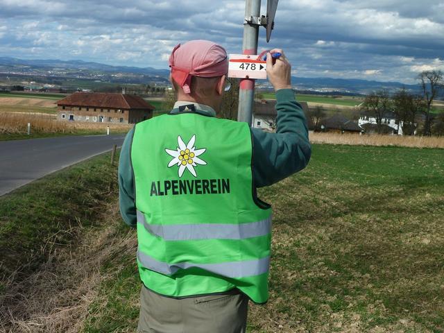 In den vergangenen Wochen haben ehrenamtliche Helfer des Ennser Alpenvereins Wander- und Bergwege begangen, kontrolliert und teilweise neu markiert. | Foto: Alpenverein Enns