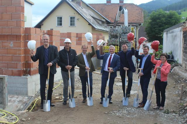Freude bei allen Beteiligten: Am Kindberger Areal Hauptstraße 10-14 entstehen eine Kinderkrippe und eine betreute Wohneinrichtung. | Foto: Hofbauer