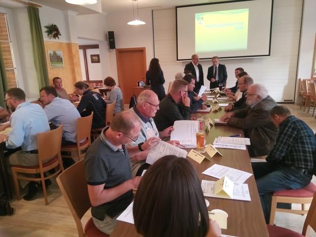 Die vergangene Gaspoltshofner Gemeinderatssitzung am 16. Juni 2020 wurde in ein Gasthaus im Ort verlegt. | Foto: Schörkhuber