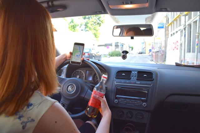 Vor allem durch das Smartphone lassen sich viele Autofahrer während der Fahrt regelmäßig ablenken.