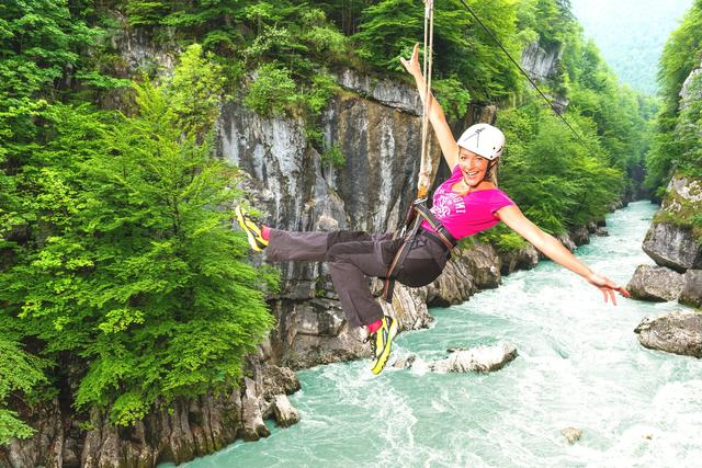 Teamspirit Austria verlost über die Bezirksblätter 2x5 Gutscheine für Erwachsene für die „Erlebnisschlucht Salzachöfen“ (Führung und Flying Fox), einlösbar im Jahr 2020.