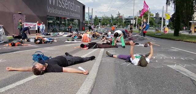 Am vergangenen Freitag,  19. Juni 2020, wurde eine Aktion gegen den Bau der A26-Bahnhofsautobahn gesetzt. | Foto: Initiative Verkehrswende jetzt