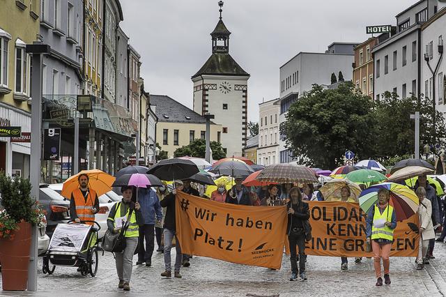 Spannten aus Solidarität für geflüchtete Familien und Kinder ihre Schirme auf.  | Foto: Josef Ramsl