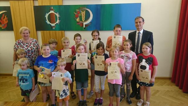 Kleine Künstler ganz groß: Stolz präsentieren die Gewinner des Neudauer Mal- und Zeichenwettbewerbes die erhaltenen Urkunden.