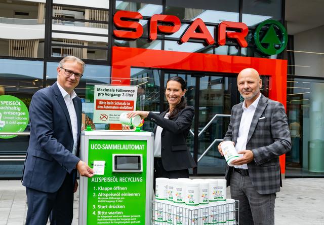 Bequeme Sammlung: Spar-GF Ch. Holzer, D. Wimmer und G. Eibel (beide E&P Uco-Recycling) v. l.