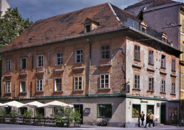 Heiß diskutiert: Das Kommodhaus in der Burggasse/Einspinnergasse stammt aus dem 19. Jahrhundert und wurde 2003 abgerissen.