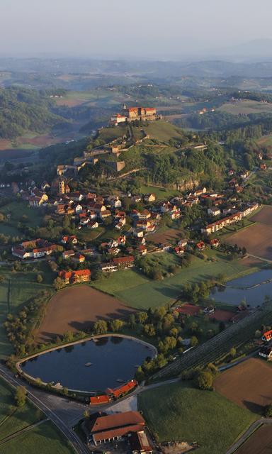 Die Riegersburg thront auf dem 482 Meter hohen Vulkanfelsen. Sie zählt zu den Wahrzeichen der Steiermark. | Foto: Bergmann