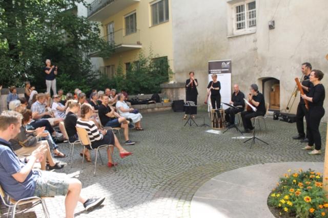 In den Innenhöfen, auf historischen Plätzen und in den Gassen der Innsbrucker Altstadt ertönen auch heuer wieder klasssische Klänge. Primär wird Musik aus den Epochen der Renaissance und des Barock dargeboten. | Foto: Innsbruck Tourismus / Omar Rocha