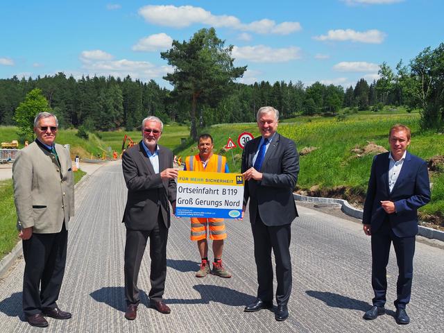Dipl.-Ing. Gerhard Mayer (Leiter Stv. der Straßenbauabteilung Krems), Maximilian Igelsböck (Bürgermeister der Stadtgemeinde Groß Gerungs), Martin Schartmüller (Straßenmeisterei Groß Gerungs), Landesrat Martin Eichtinger (in Vertretung von Landeshauptfrau Johanna Mikl-Leitner), Dipl.-Ing. Christof Dauda (Land NÖ, Abt. Landesstraßenplanung) - v.l.