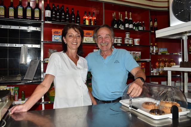 Monika und Rudolf Böse stehen dieser Tage zum letzten Mal hinter dem Verkaufspult. | Foto: Zezula, Archiv Böse