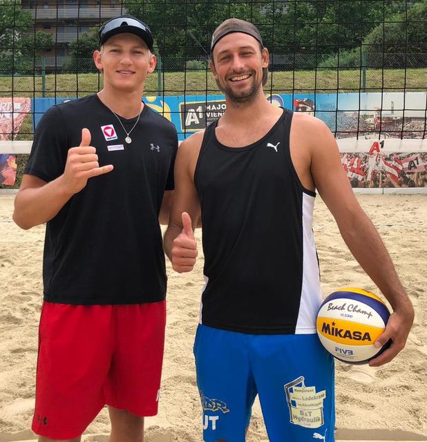 Laurenz Leitner (li.) und Tommy Kunert freuen sich auf den Beginn der neuen Beachvolleyballsaison