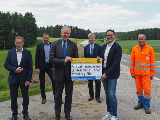Dipl.-Ing. Christof Dauda (Land NÖ, Abt. Landesstraßenplanung), Gilbert Schulmeister (Leiter der Straßenmeisterei Zwettl), Landesrat Martin Eichtinger (in Vertretung von Landeshauptfrau Johanna Mikl-Leitner), Dipl.-Ing. Gerald Bogg (Leiter der Straßenbauabteilung Waidhofen/Thaya), Christian Seper (Bürgermeister der Marktgemeinde Waldhausen), Johann Grünstäudl (Straßenmeisterei Zwettl) - v.l.