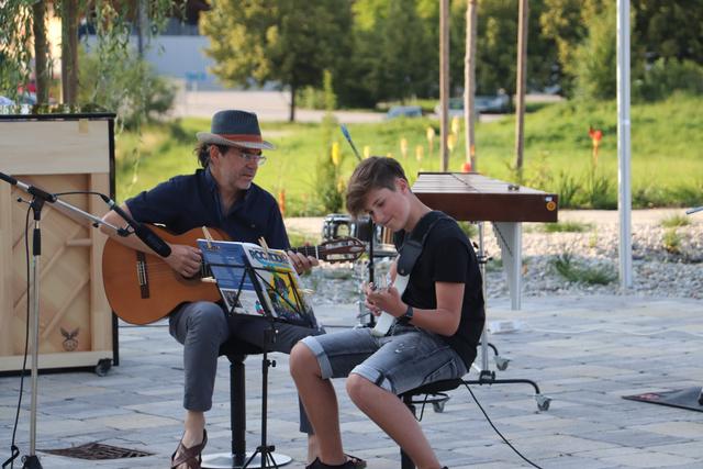 Manfred Uggowitzer (li) und Philipp Rada im Duett mit dem „Winners Boogie“ auf der Seebühne in Kalsdorf.