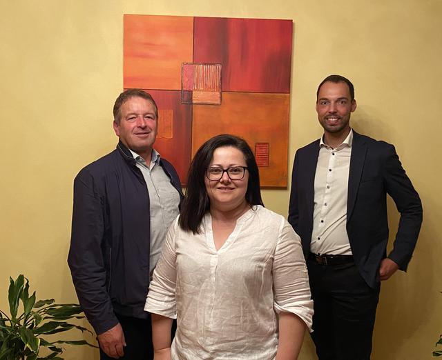 Bürgermeister Johann Stürzlinger (li.) stellt aus gesundheitlichen Gründen sein Amt zur Verfügung. Bezirksparteiobmann Abg.z.NR Klaus Lindinger (re.) begrüßt es, dass Vizebürgermeisterin Martina Schmuckermayer einstimmig seitens der ÖVP-Fraktion als Kandidatin nominiert wurde. | Foto: ÖVP Wels-Land/Neudorfer