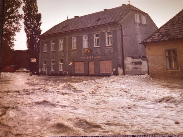 Das Hochwasser schoss durch Eggendorf und durch den Laden. | Foto: Zezula, Archiv Böse