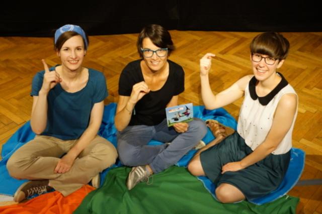 Lisa Mai, Barbara Schuster von "kinderhände" und Moderatorin Flora Petrik (v.l.) zeigen das "dot" im Fingeralphabet. | Foto: Max Veulliet © dotdotdot