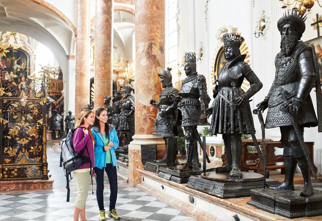 Auch die Hofkirche mit ihren „Schwarzen Mandern" ist Teil der „Walks to explore"