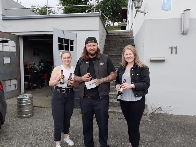 Die Brauerei Baumgartner Mitarbeiterinnen sind auf Überraschungs-Biertour quer durchs Innviertel unterwegs. | Foto: Brauerei Baumgartner