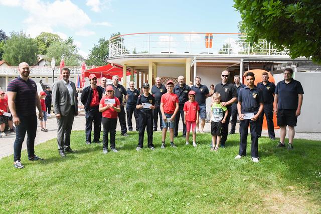 Vizebürgermeister Armin Bahr, Bürgermeister Werner Krammer (v.l.) und Vizebürgermeister Mario Wührer (r.) mit den Vertretern der Feuerwehren sowie der Kinderfeuerwehr. | Foto: Stadtgemeinde Waidhofen