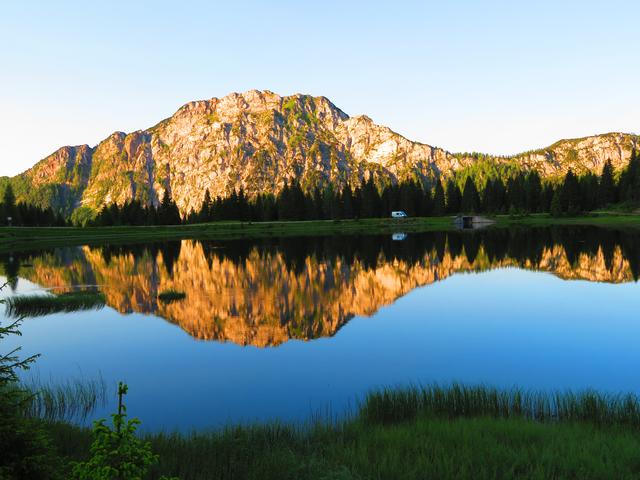 Um 06,30 Uhr war der See am Naßfeld, an der Grenze zu Italien, spiegelglatt, später kam Wind auf.