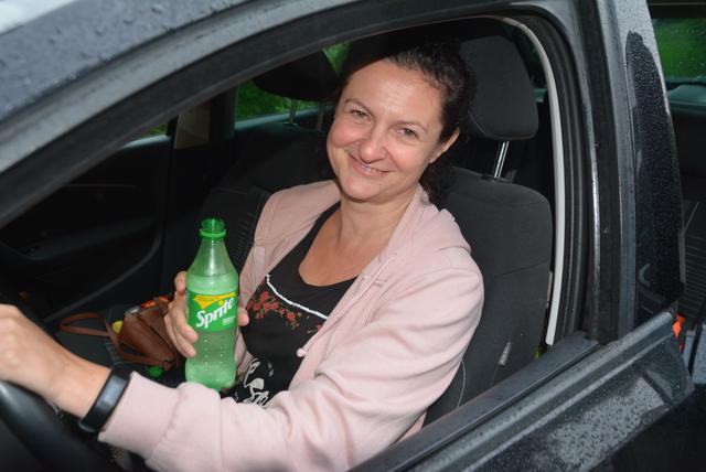 Manuela Eichberger aus Neulengbach bleibt lieber stehen, wenn sie auf ihr Handy schauen will.