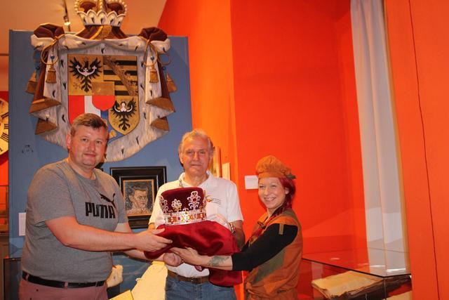 Marek Vareka, Hans Huysza, Sabrina Lang-Mitarbeiterin im Liechtenstein Schloss Wilfersdorf | Foto: Huysza