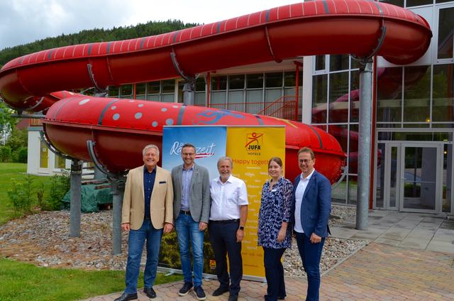 Neue Attraktion: Vertreter der Marktgemeinde und der Jufa-Hotels eröffneten die neue Wasserrutsche im Veitscher Hallenbad. | Foto: Koidl