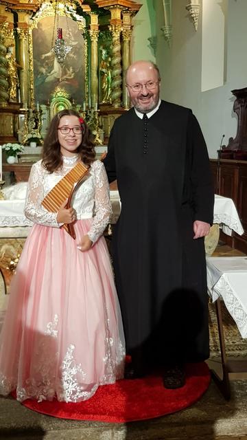 Natascha-Rafaella mit Pater Clemens