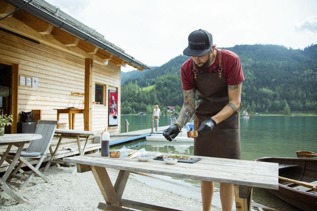Patrick Pass bereitet Sushi am Weißensee zu.