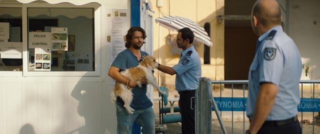 In "Smuggling Hendrix" will ein erfolgloser Musiker ein neues Leben im Ausland beginnen.