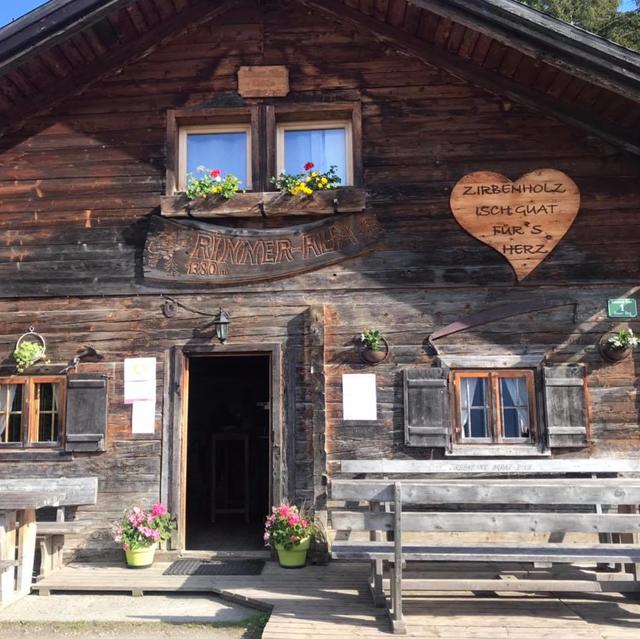Dreiste Diebe haben kürzlich auf der Alm Blumentöpfe und Wanddekoration mitgehen lassen.