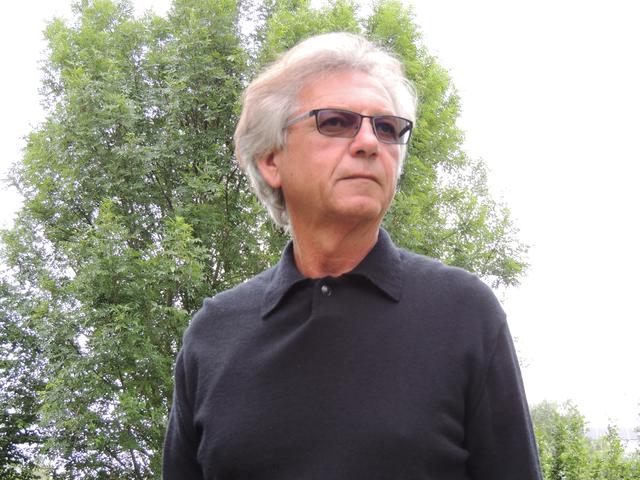 Falls Herbert Helfrich nicht gerade schreibt, singt er im Stifts-Chor, spielt Tennis oder baut Objekte aus Holz.