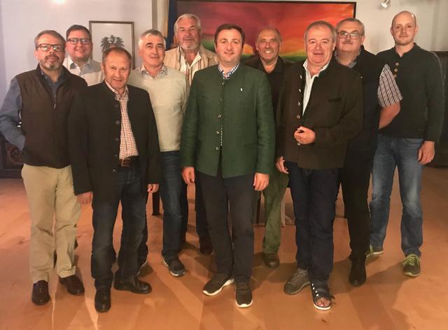 In St. Wolfgang arbeiten alle drei Gemeinderatsparteien intensiv zusammen – im Bild die Gemeindevorstände und Fraktionsobleute von FPÖ, ÖVP und SPÖ.
