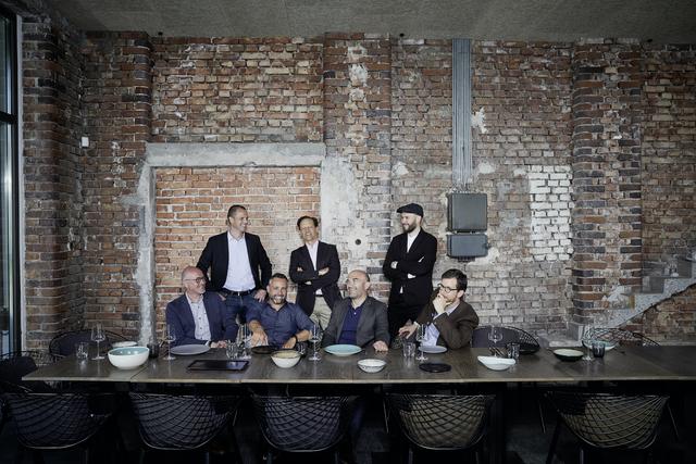 Die TISCHGESELLSCHAFTER sind: Am Foto stehend von links nach rechts: Gerald Huber, Klaus Buttenhauser und Günter Baumgartner. Am Foto sitzend v.l.n.r.: Martin Selinger, Markus Lorbeck, Gerald Reisecker und Christoph von Hohberg. | Foto: Helge Kirchberger/TISCHGESELLSCHAFT