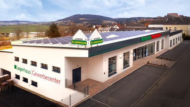 Auf 1.800 m2 erwarten die Kunden Fliesen-, Bäder- und Heizungstechnik-Ausstellungen sowie ein umfassendes Angebot an Installationsmaterial für den Sanitär- und Elektrobereich sowie Haushaltsgeräte.