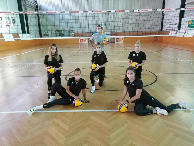 Die Steg-Girls spielen im Nationalteam eine entscheidende Rolle. Coach Roland Schwab mit seinen Damen samt Mundschutz. | Foto: Stangl
