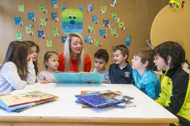 Lesespaß im Kindergarten: Stadtteilmutter Semina Rekic liest den Kindern mehrsprachige Geschichten vor.