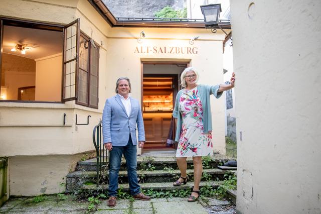 Stadträtin Anja Hagenauer und KgL-Prokurist Bernhard Huber vor dem "Alt Salzburg". | Foto: Stadt Salzburg