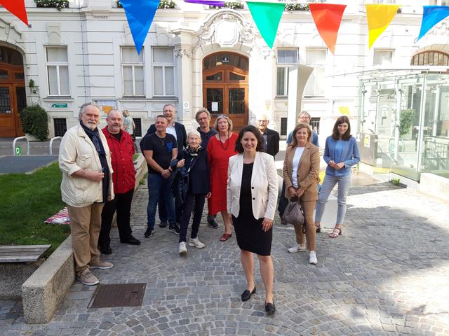 Alle politischen Fraktionen waren bei der Eröffnungsfeier der "Coolen Straße" am Schlesingerplatz mit dabei. | Foto: BV8