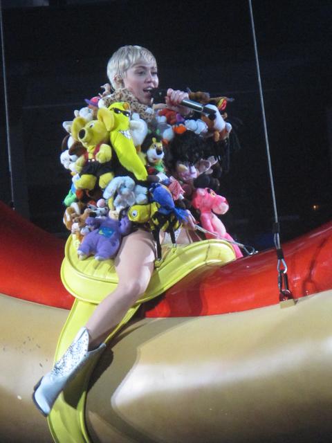 Miley Cyrus fiel schon immer auf - wie hier bei einem ihrer Konzerte.