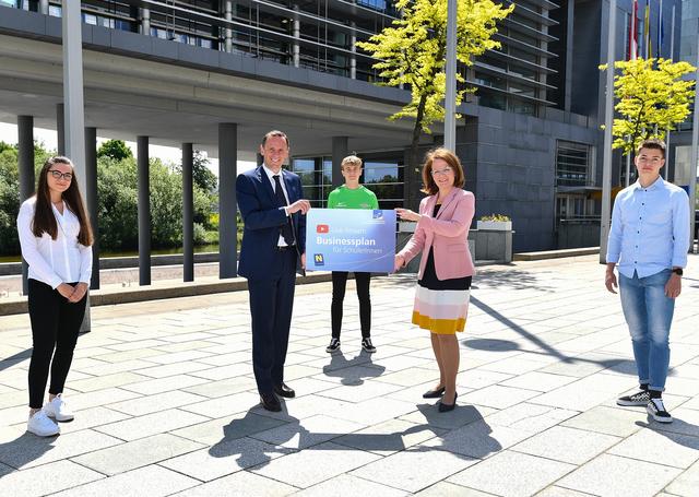 v.l.n.r. Theresa Erasmus (HTL St. Pölten), Wirtschaftslandesrat Jochen Danninger, Christoph Speiser (HAK St. Pölten), 
Bildungslandesrätin Christiane Teschl-Hofmeister, Daniel Heinz (HTL St. Pölten). | Foto: NLK Burchhart      