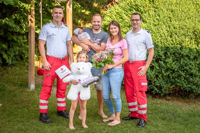 Die beiden Sanitäter mit dem kleinen Jan Louis und seinen stolzen Eltern und seiner Schwester Ilvy.